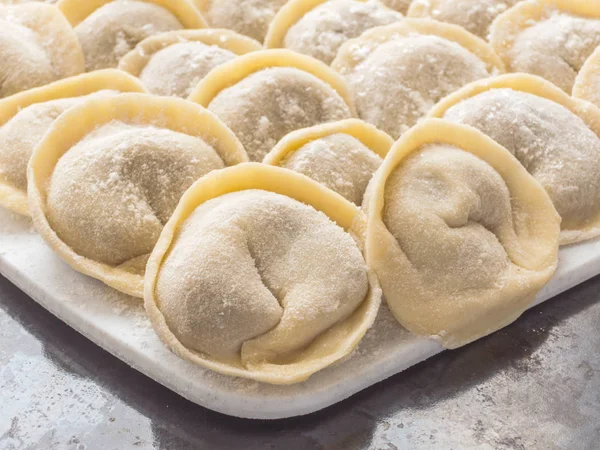 Geleneksel Rus el yapımı hamur tatlısı tahtada donmuş. Rus pelmeni. Ravioli