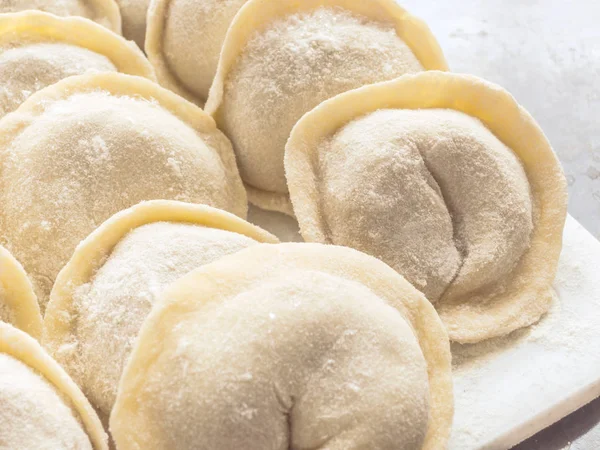 Geleneksel Rus el yapımı hamur tatlısı tahtada donmuş. Rus pelmeni. Ravioli