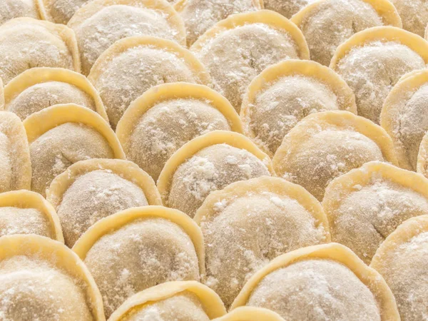 Geleneksel Rus el yapımı hamur tatlısı tahtada donmuş. Rus pelmeni. Ravioli