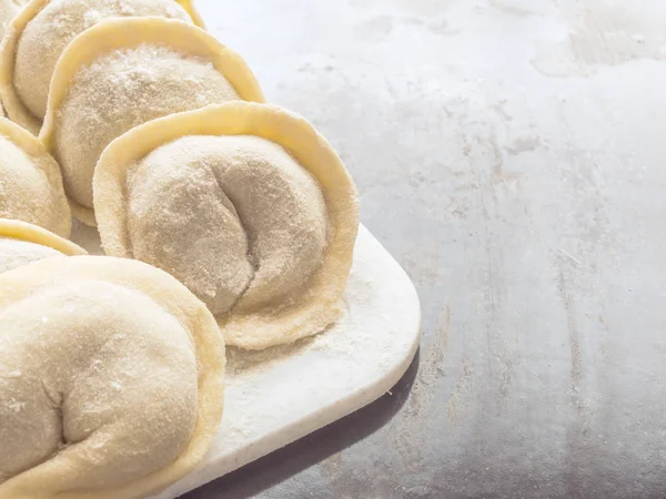 Geleneksel Rus el yapımı hamur tatlısı tahtada donmuş. Rus pelmeni. Ravioli