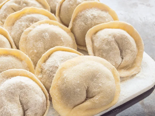 Geleneksel Rus el yapımı hamur tatlısı tahtada donmuş. Rus pelmeni. Ravioli