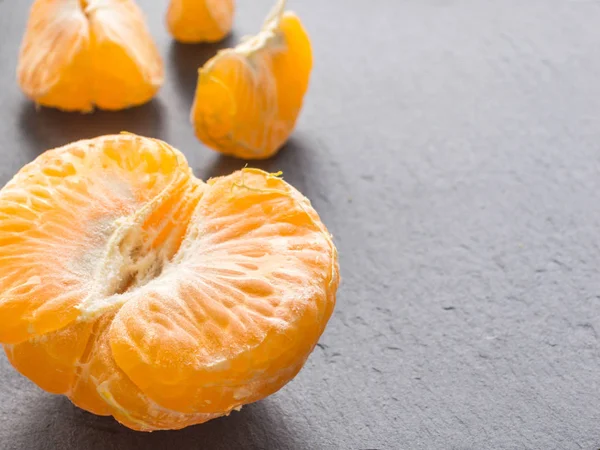 Siyah arka plan üzerine mandalina dilimleri. Portakal mandarin