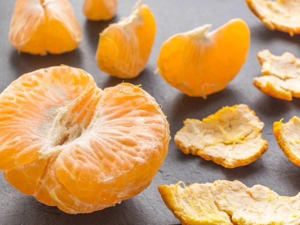 Siyah arka plan üzerine mandalina dilimleri. Portakal mandarin