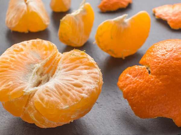 Siyah arka plan üzerine mandalina dilimleri. Portakal mandarin