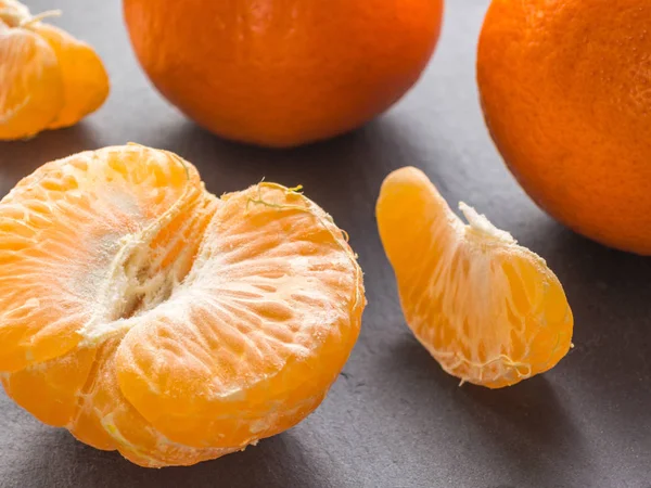 Siyah arka plan üzerine mandalina dilimleri. Portakal mandarin