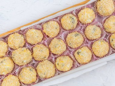 Peynir topları ile peynir, yumurta, sarımsak, zeytin ve susam