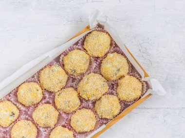 Peynir topları ile peynir, yumurta, sarımsak, zeytin ve susam