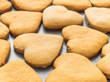 Bir kalp şeklinde ev yapımı zencefilli bisküvi