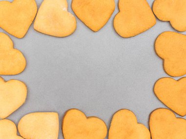Ev yapımı zencefilli bisküvi bir kalp şeklinde. Üstten görünüm. Metnin altında yerleştirin. Şablon