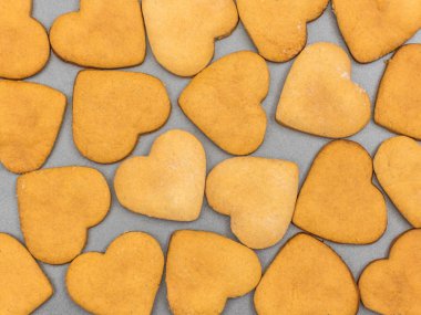 Ev yapımı zencefilli bisküvi bir kalp şeklinde. Üstten görünüm. Arka plan