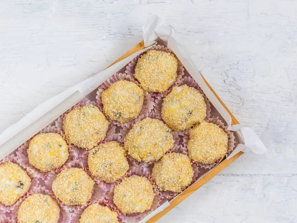 Peynir topları ile peynir, yumurta, sarımsak, zeytin ve susam