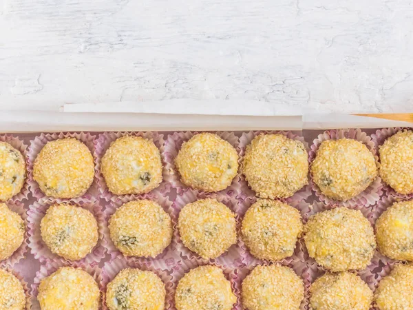 Peynir topları ile peynir, yumurta, sarımsak, zeytin ve susam