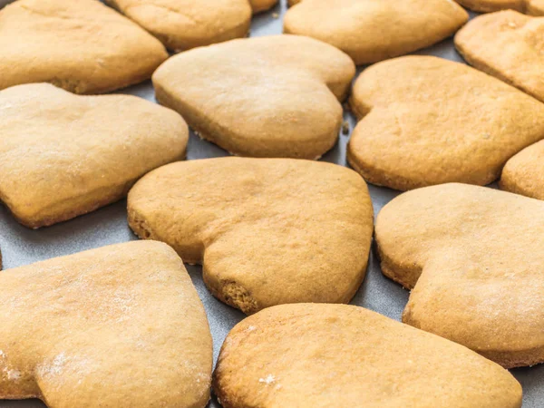 Bir kalp şeklinde ev yapımı zencefilli bisküvi