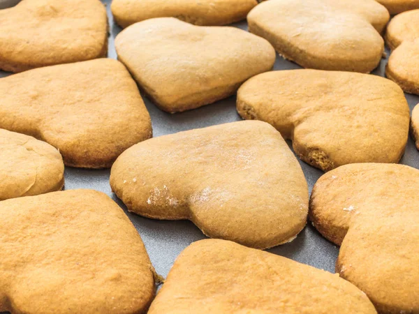 Bir kalp şeklinde ev yapımı zencefilli bisküvi