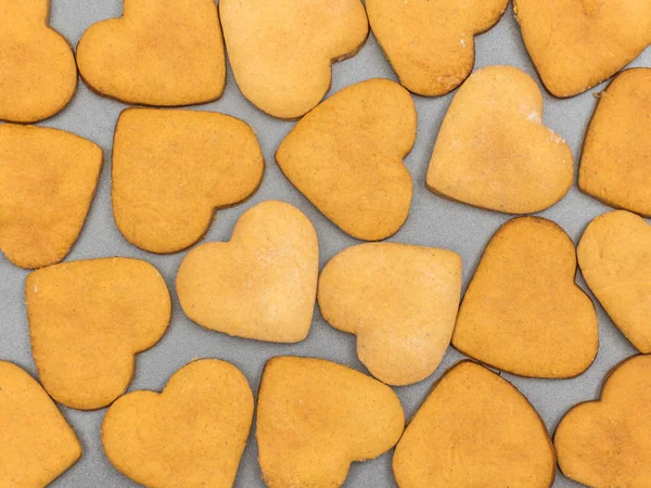 Ev yapımı zencefilli bisküvi bir kalp şeklinde. Üstten görünüm. Arka plan