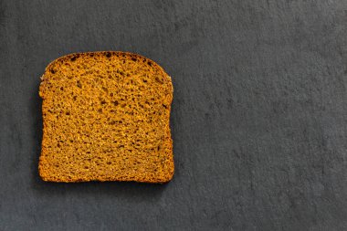 Siyah bir arka plan üzerinde siyah Çavdar ekmek