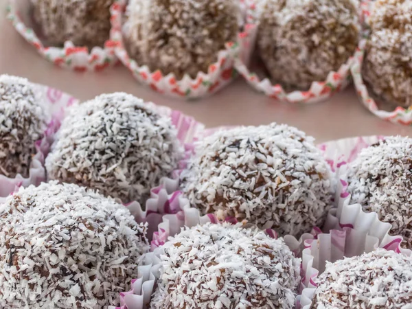 Sağlıklı ve doğal ev yapımı tatlılar tarihleri, fındık ve Hindistan cevizi yapılmış