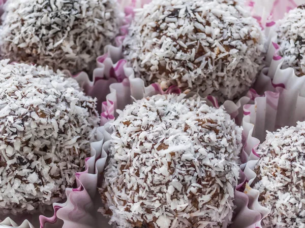 Sağlıklı ve doğal ev yapımı tatlılar tarihleri, fındık ve Hindistan cevizi yapılmış