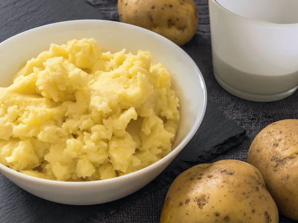 Puré Puré Papas Plato Blanco Patatas Frescas Leche Una Taza — Foto de Stock