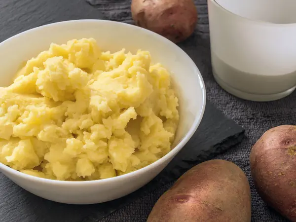 Puré Puré Papas Plato Blanco Patatas Frescas Leche Una Taza — Foto de Stock