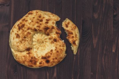 Geleneksel Asya ekmek. Ahşap arka plan üzerinde Asya gözleme silindir mini değirmenler