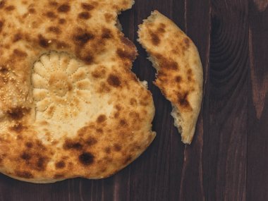 Geleneksel Asya ekmek. Ahşap arka plan üzerinde Asya gözleme silindir mini değirmenler