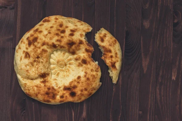 Geleneksel Asya ekmek. Ahşap arka plan üzerinde Asya gözleme silindir mini değirmenler