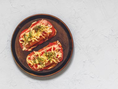 Ev yapımı lezzetli sandviç sosis, domates ve peynir ile. Sağlıklı fast food