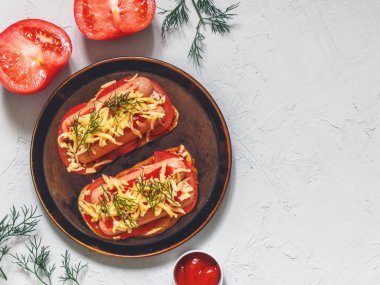 Ev yapımı lezzetli sandviç sosis, domates ve peynir ile. Sağlıklı fast food