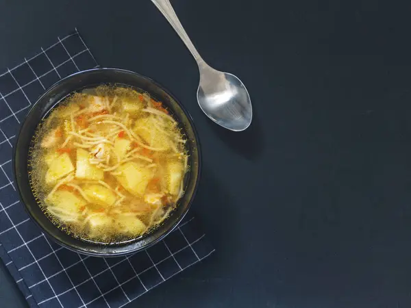 Sopa Pollo Con Papas Fideos Cebollas Zanahorias Sobre Fondo Negro — Foto de Stock