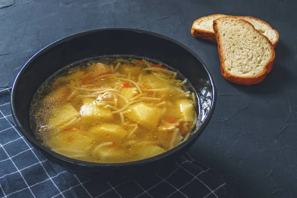 Sopa Pollo Con Papas Fideos Cebollas Zanahorias Dos Trozos Pan — Foto de Stock
