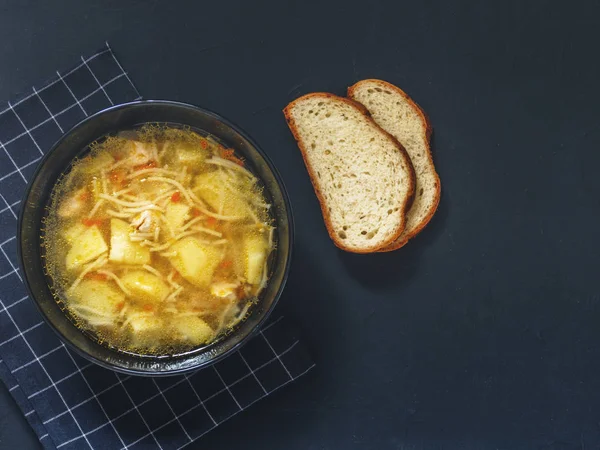 Sopa Pollo Con Papas Fideos Cebollas Zanahorias Dos Trozos Pan — Foto de Stock