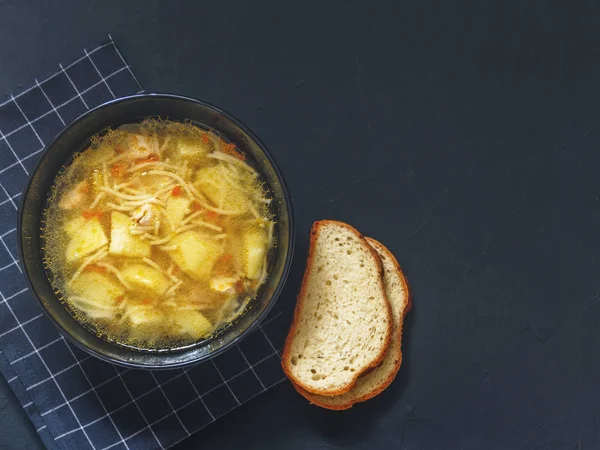 Sopa Pollo Con Papas Fideos Cebollas Zanahorias Dos Trozos Pan — Foto de Stock