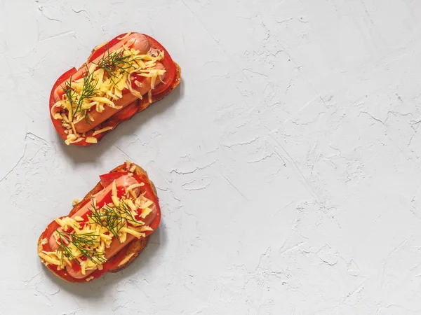 Ev yapımı lezzetli sandviç sosis, domates ve peynir ile. Sağlıklı fast food