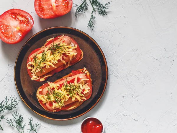 Ev yapımı lezzetli sandviç sosis, domates ve peynir ile. Sağlıklı fast food