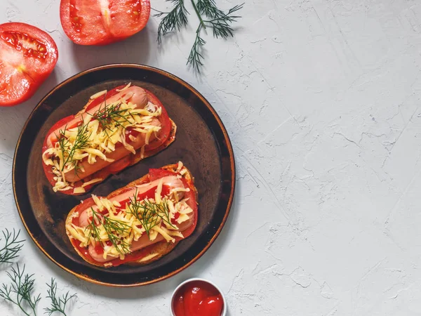 Ev yapımı lezzetli sandviç sosis, domates ve peynir ile. Sağlıklı fast food