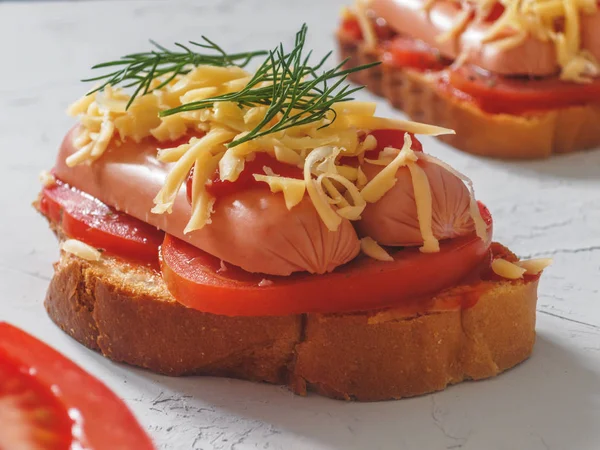 Ev yapımı lezzetli sandviç sosis, domates ve peynir ile. Sağlıklı fast food