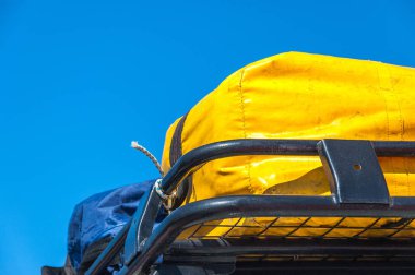 Renkli çantalar için Port Bagaj arabanın bağlanmıştır