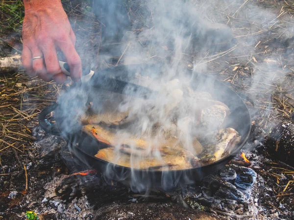 Friss Édesvízi Hal Sült Tűz Egy Öntöttvas Serpenyőben Természetben — Stock Fotó