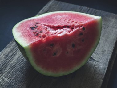 Taze kırmızı olgun karpuz ahşap bir arka plan üzerine dilimlenmiş