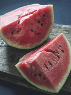 Taze kırmızı olgun karpuz ahşap bir arka plan üzerine dilimlenmiş