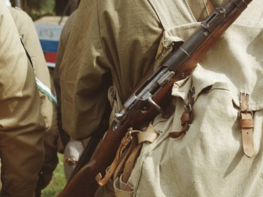 İç savaş sırasında üniformalı askerler. Mühimmat, sırt çantası, tüfek