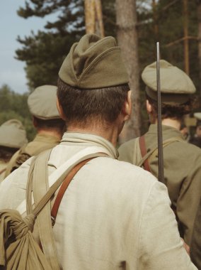 İç savaş sırasında üniformalı askerler. Mühimmat, sırt çantası, tüfek