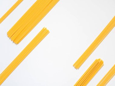 Kuru Spagetti menü için beyaz bir arka plan üzerinde. Geometrik arka plan. Yat, uzay, üstten görünüm Kopyala