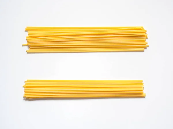 Kuru Spagetti menü için beyaz bir arka plan üzerinde. Geometrik arka plan. Yat, uzay, üstten görünüm Kopyala