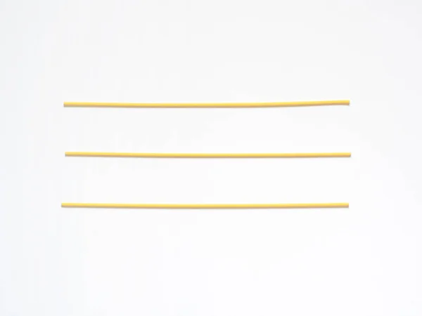 Kuru Spagetti menü için beyaz bir arka plan üzerinde. Geometrik arka plan. Yat, uzay, üstten görünüm Kopyala