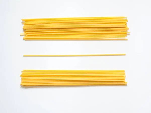 Kuru Spagetti menü için beyaz bir arka plan üzerinde. Geometrik arka plan. Yat, uzay, üstten görünüm Kopyala