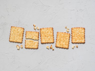 Fransız kraker ile susam hafif gri arka plan üzerinde. Düz yatıyordu, en iyi görünüm, kopya alanı