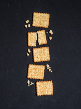 Fransız kraker susam siyah bir arka plan ile. Düz yatıyordu, en iyi görünüm, kopya alanı