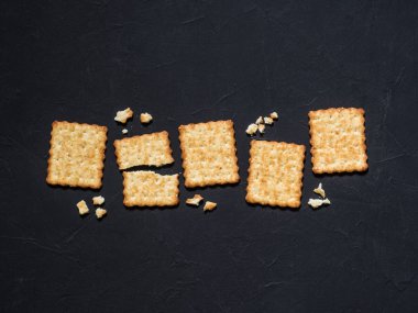 Fransız kraker susam siyah bir arka plan ile. Düz yatıyordu, en iyi görünüm, kopya alanı